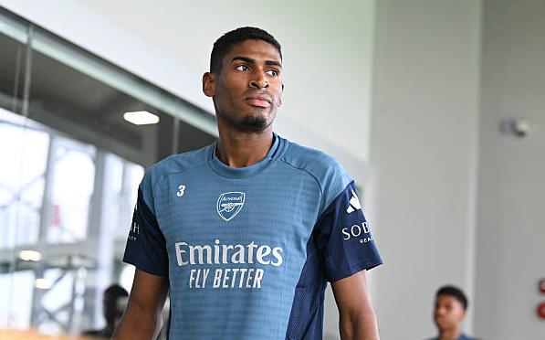 Arsenal vs Newcastle: Trận đấu giao hữu đáng chờ đợi tại Singapore